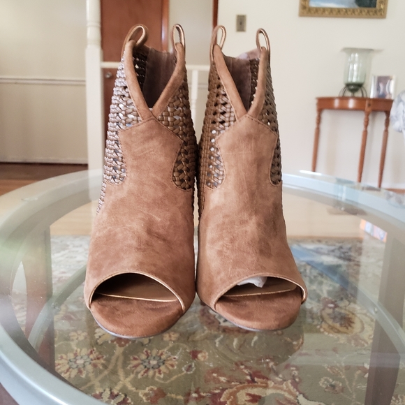 Heels - Picture 2 of 3